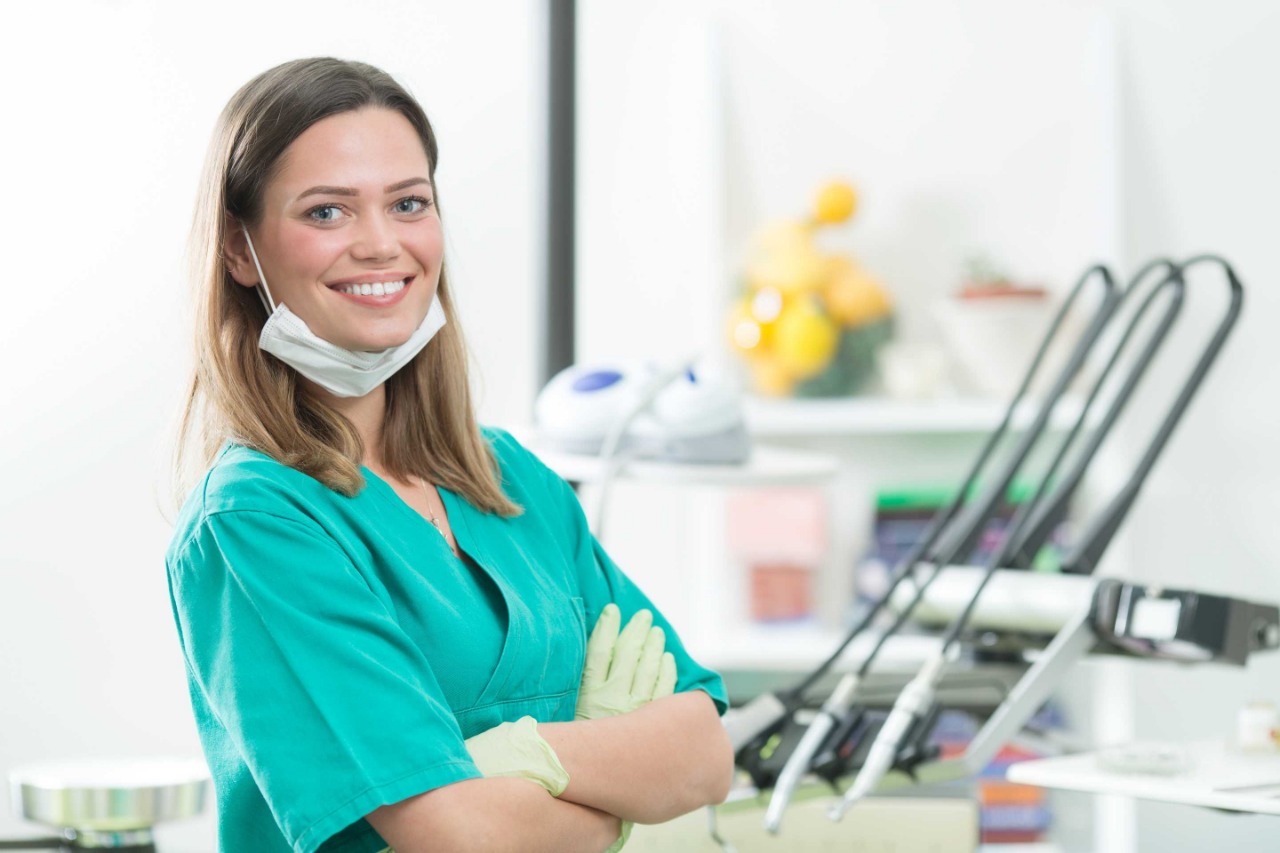 В сеть стоматологических клиник ООО «НИКОР-Н» требуются врачи стоматолог-терапевт и стоматолог-имплантолог.